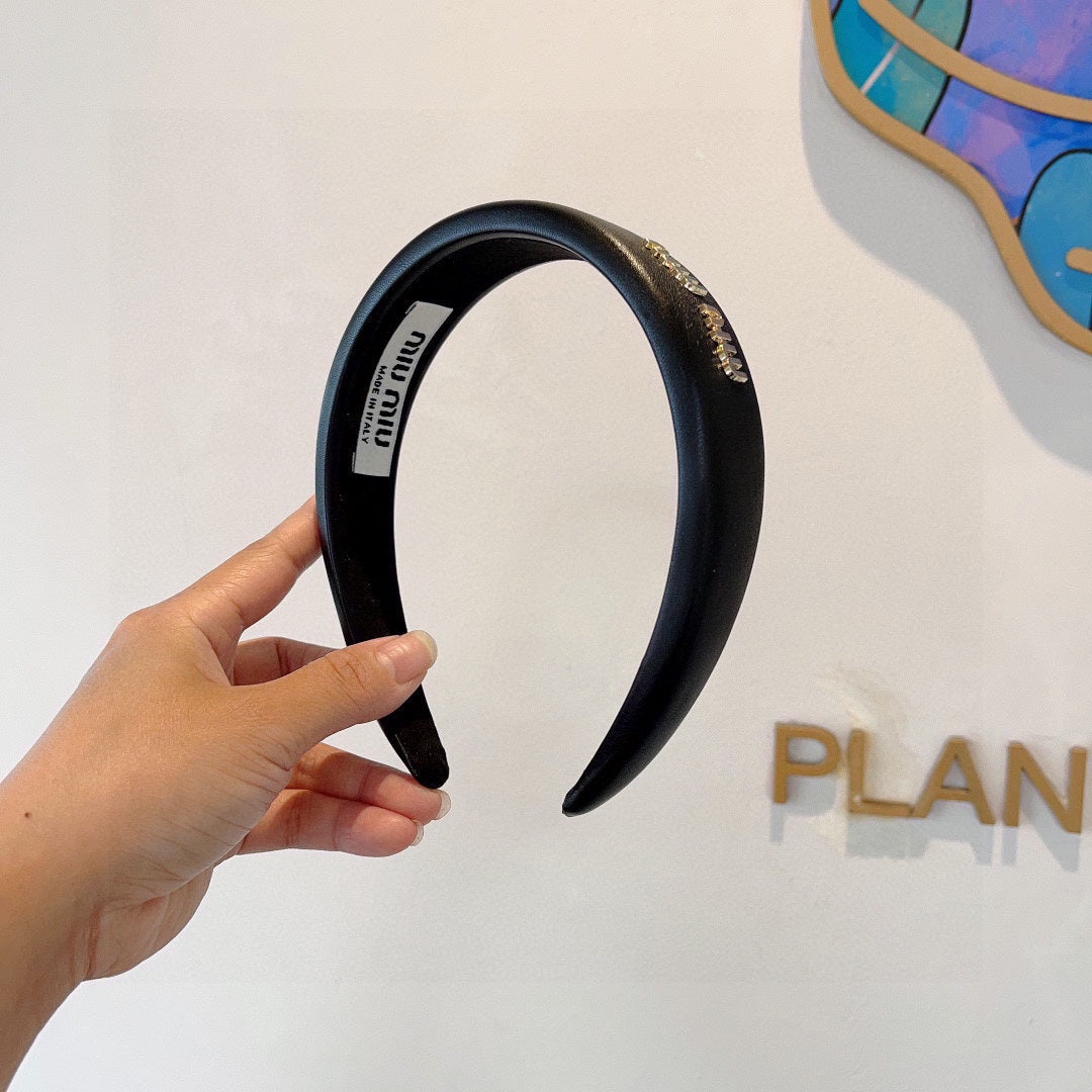 CHANEL THICK HEADBAND IN BLACK CALFSKIN GOLD LOGO 409395