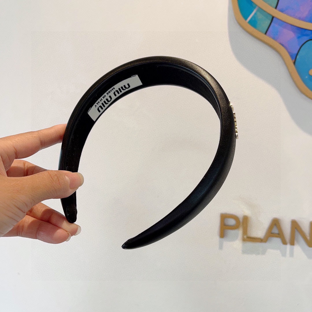 CHANEL THICK HEADBAND IN BLACK CALFSKIN GOLD LOGO 409395
