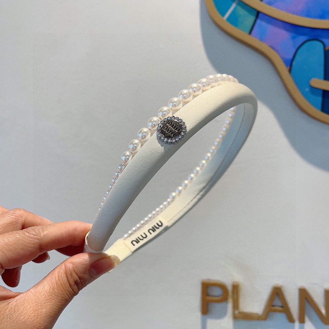 CHANEL HAIR BAND IN WHITE COTTON ATTACHED PEARL CHAIN 418900
