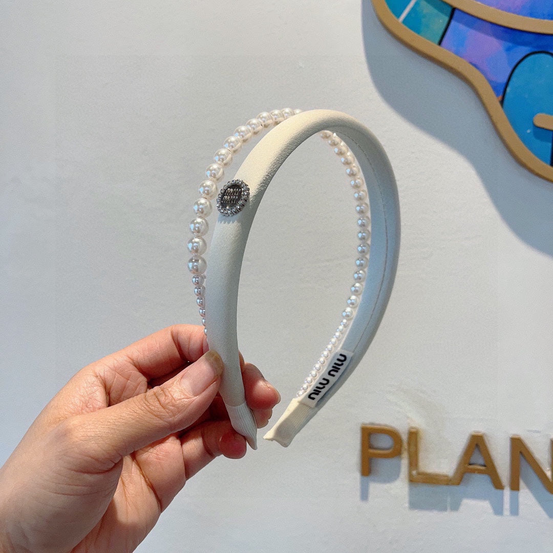 CHANEL HAIR BAND IN WHITE COTTON ATTACHED PEARL CHAIN 418900
