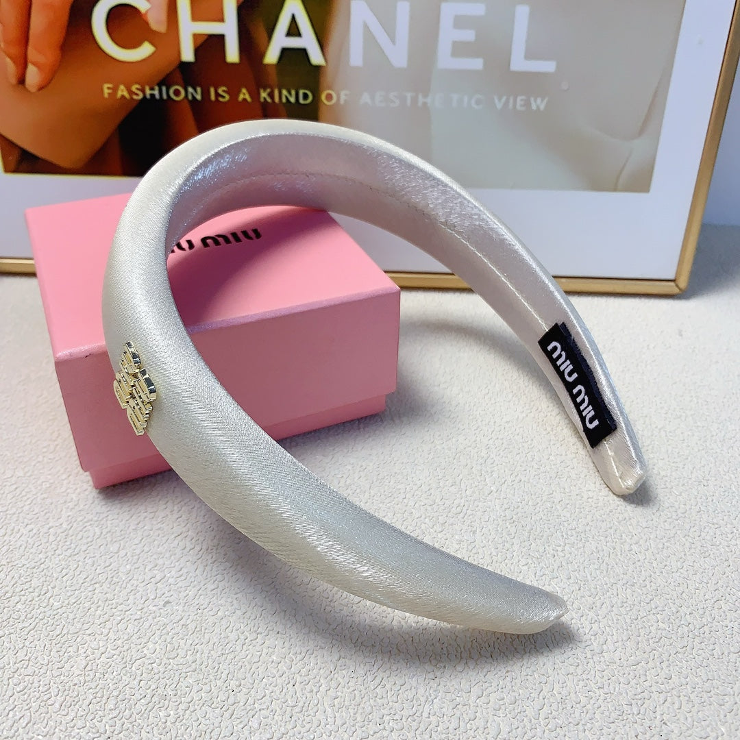 CHANEL THICK HEADBAND IN WHITE SILK GOLD LOGO 241200