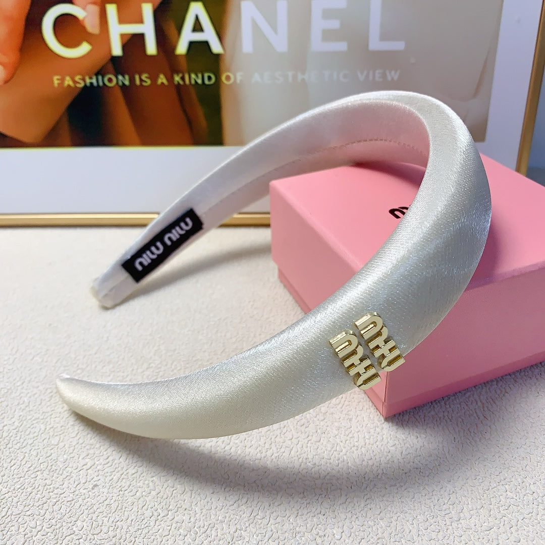 CHANEL THICK HEADBAND IN WHITE SILK GOLD LOGO 241200