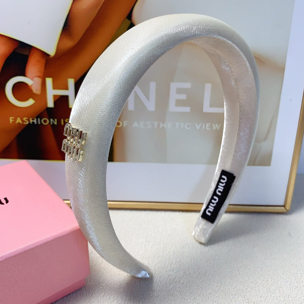 CHANEL THICK HEADBAND IN WHITE SILK GOLD LOGO 241200